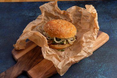 Mükemmel hamburger klasik Amerikan çizburgeri peynirli, pastırmalı, domatesli ve marullu.