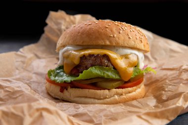 Mükemmel hamburger klasik Amerikan çizburgeri peynirli, pastırmalı, domatesli ve marullu.