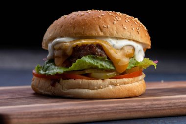 Mükemmel hamburger klasik Amerikan çizburgeri peynirli, pastırmalı, domatesli ve marullu.