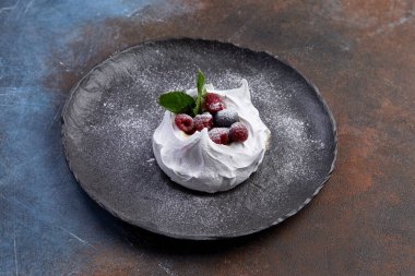 Lüks bir tatlı. Bizet 'in böğürtlenli yumuşak kremalı pastası.