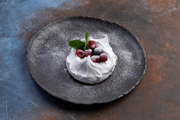 Lüks bir tatlı. Bizet 'in böğürtlenli yumuşak kremalı pastası.