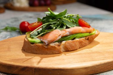 Somon, roka ve domatesli bruschetta.