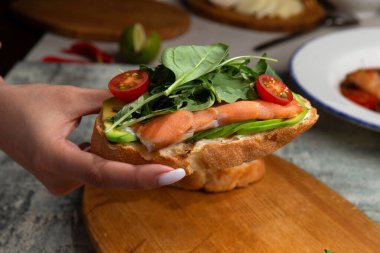 Somon, roka ve domatesli bruschetta.