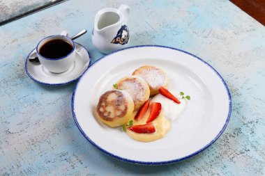 Geleneksel Rus yemekleri taze böğürtlen, pudra şekeri ve konsantre süt ile servis edilir..