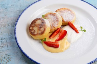 Geleneksel Rus yemekleri taze böğürtlen, pudra şekeri ve konsantre süt ile servis edilir..