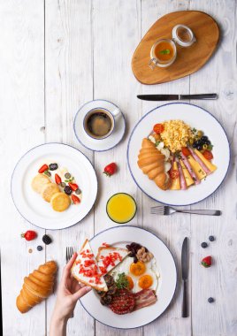 Kahvaltı ışık panosunda servis edilir. Yağda yumurta, omlet, kruvasan, kahve, tatlı, mesaj için yer. Kadeh kaldıralım.