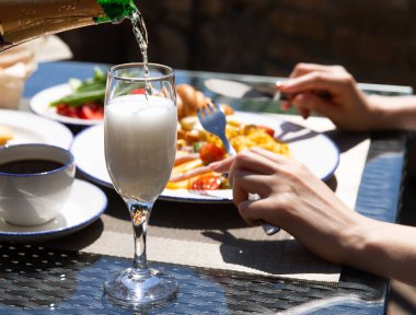 Kahvaltıyı dışarıda yapın. Yağda yumurta, kahve, kruvasan. Seçici odak