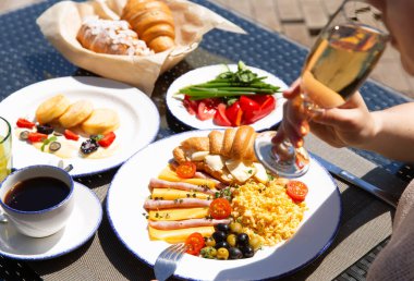 Kahvaltıyı dışarıda yapın. Yağda yumurta, kahve, kruvasan. Seçici odak