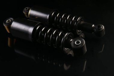 Arabalara yedek parça. Siyah bir arka planda. Seçici odak