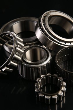 Arabalara yedek parça. Siyah bir arka planda. Seçici odak