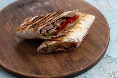 Shawarma sandviçi taze lavaş rulosu. Pita ekmeği. tavuklu shawarma falafel reçeteli et, mantar ve peynirle dolu.