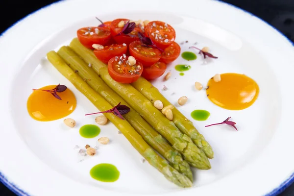 Espárragos Fritos Tomates Plato Sobre Fondo Oscuro Comida Vegetariana —  Fotos de Stock