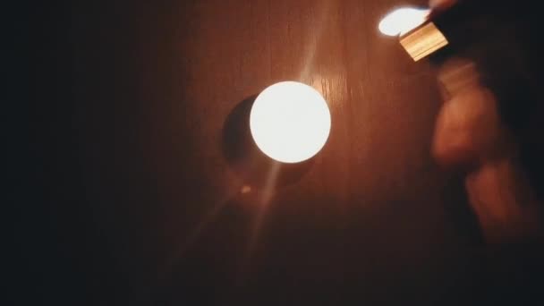 在黑暗中准备老式的灯笼。如何点灯. — 图库视频影像