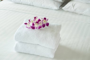 Yaklaş, otel odasının içine çiçek konmuş taze beyaz havlu..