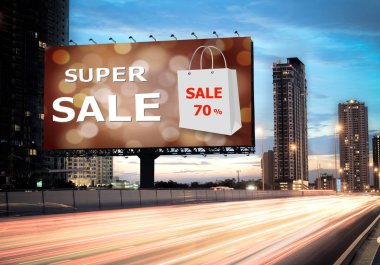 Satış konsepti, Outdoor reklam panoları, süper satış sırasında sokak ışık çizgi ile alacakaranlık karayolu üzerinde. -Ticaret Fuarları, posteri için kullanılabilir.