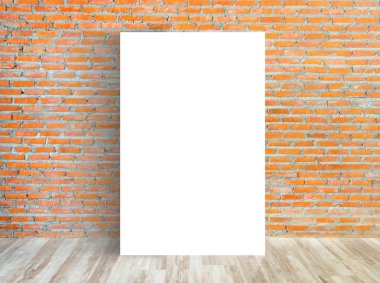 Beyaz boş Poster eski tuğla duvar ve ahşap zemin Oda, şablon alay ile içerik için. Ürün görüntülenmek ve ekran kırpma yolu ile reklam ve promosyon amaçlı.