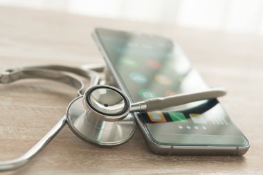 Virüsten koruma ve bakım, onarım hizmeti kavram smartphone. Tablo bir stetoskop ile akıllı telefon.