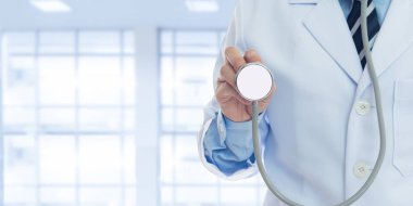 Doktorlar yıllık sağlık kontrolü için davet stetoskop kullanıyorsunuz. --ebilmek var olmak senin ürünleri görüntülemek için kullanılan veya promosyon.