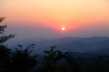 Sabah dağ Güneş doğuyor. Oda manzarası.