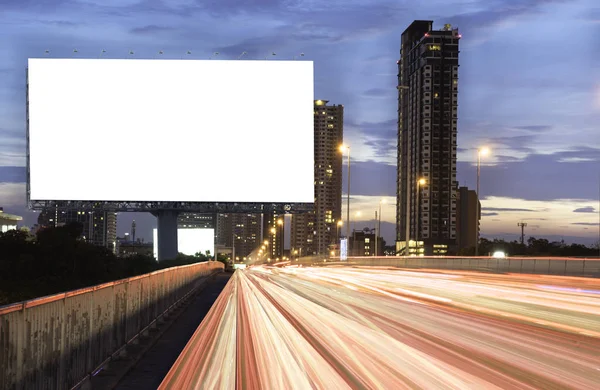 ビルボードモックアップ屋外 広告街の夜の街路灯線と夜の屋外広告ポスター クリッピングパス付き — ストック写真