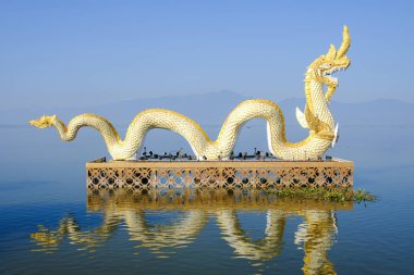 Ejderha heykeli Phayao ili göle (Kwan phayao).