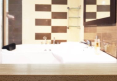 Bulanık banyo ile ahşap masa üstü