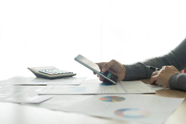 Los contadores están usando un teléfono inteligente — Foto de Stock