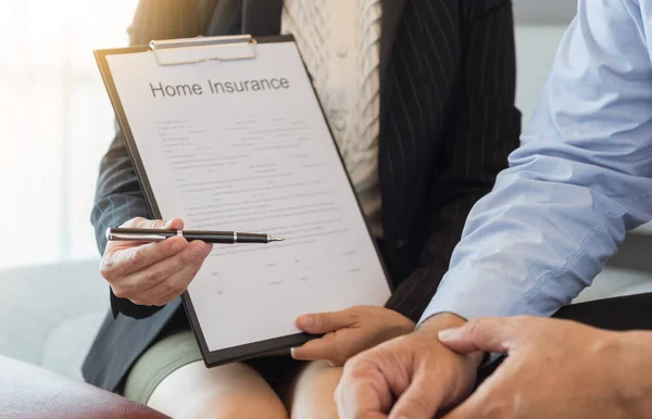 Cobertura de seguros e invitar a clientes — Foto de Stock