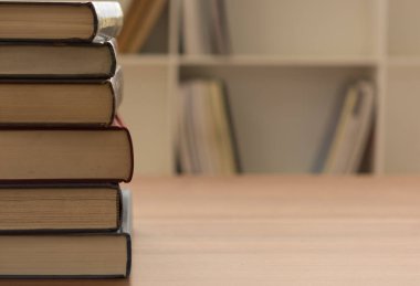 Hukuk kitapları, kütüphane geçmişindeki eski hukuk kitapları yığını. Hukuk eğitimi.