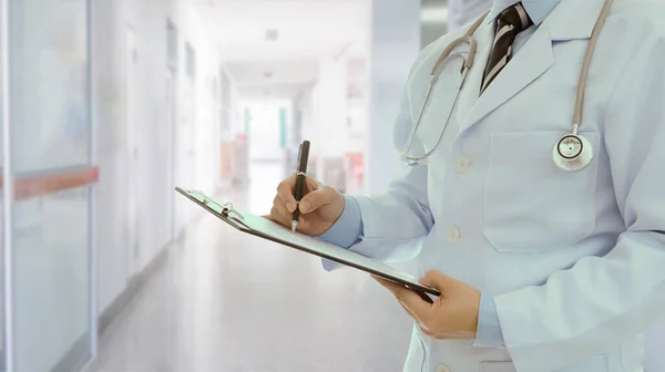 Arts Maakt Aantekeningen Medisch Document Gangpad Afdeling Ziekenhuis Achtergrond — Stockfoto