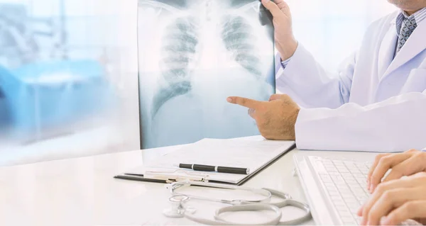 Doctor Examining Lungs Radiograph Ray Film Patient Operation Room Medical — Stock Photo, Image