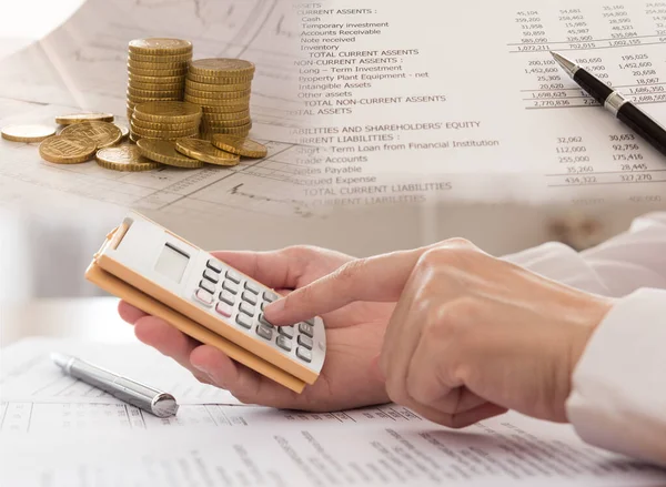 Buchhaltungsfinanzierungskonzept Buchhalter Mit Rechner Mit Rechnungslegungsbericht Und Jahresabschluss Und Geld — Stockfoto