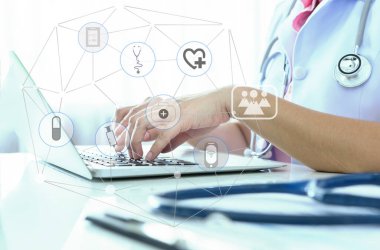 Doktor hastayla dizüstü bilgisayar bağlantısı kuruyor. Teknoloji iletişimi kavramları, tıbbi çevrimiçi ağ.