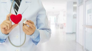 Tıbbi Kardiyoloji Konsepti. Doktor stetoskop testi yaptı. Kalp doktorunun fotokopi hastanesi geçmişi var..