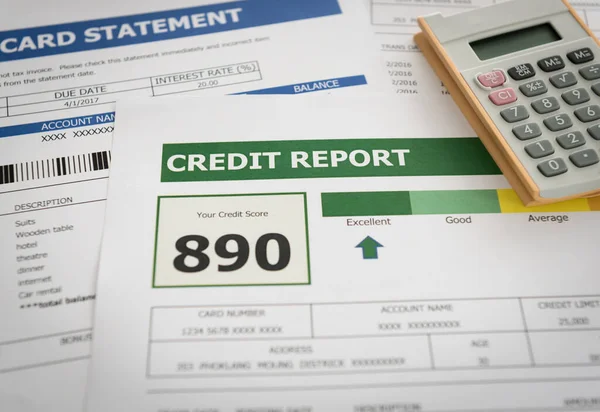 机の上の信用報告書と負債の支払履歴書 — ストック写真