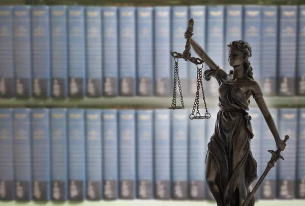 Estatua Justicia Señora Justicia Con Los Libros Derecho Estante Libros —  Fotos de Stock