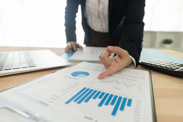 Fondsmanager Analysiert Anlagediagramme Konzept Des Investitionsportfoliomanagementplans — Stockfoto