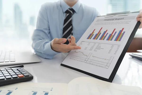 Manager Analysieren Finanzzahlen Die Leistung Des Unternehmens Sehen — Stockfoto