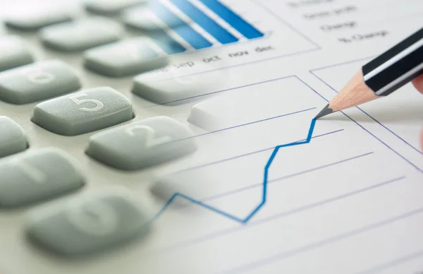 財務計画会計の概念 事業報告書の鉛筆 財務アドバイザーデスクの計算機 — ストック写真