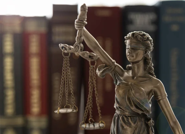 Правовая Юридическая Законодательная Концепция Леди Правосудия Учебниками Праву — стоковое фото