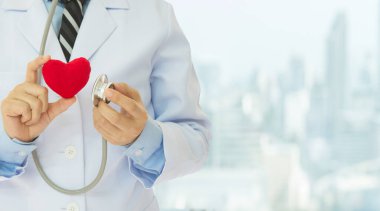 Kalp sağlığı servisi. Doktor stetoskop testi yaptı. Kalp doktorunun fotokopi hastanesi geçmişi var..