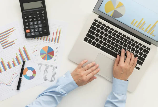 Financial Analyst Using Laptop Computer Analyzing Business Data Desk Top — Stock Photo, Image