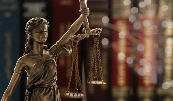 Правовая Концепция Правосудия Статуя Правосудия Леди Правосудие Фоне Юридических Книг — стоковое фото