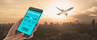 Biniş kartı cep telefonundan. Ekranda modern bileti olan akıllı telefonu tutan kadın. Uçağa kolay ve hızlı erişim.