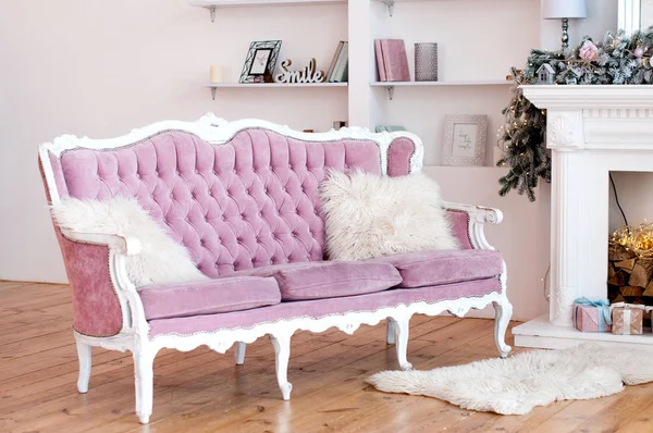 Roze Fluwelen Sofa Met Knoppen Zachte Kussens Voor Rekken — Stockfoto