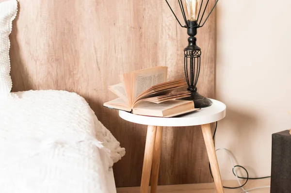 Yatak Odası Bir Kitap Masa Yatak Yakınındaki Bir Lamba — Stok fotoğraf