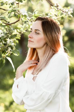 Güzel bahar bahçe içinde güzel bir kadın portresi