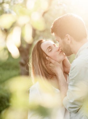 Çiçek bahçesinde Bahar severler. Güzel bahar çift öpmek ve sarılmak.