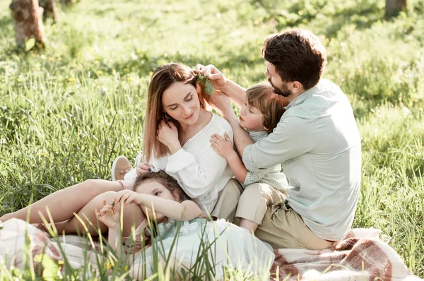 Gelukkige Familie Een Tuin Ouders Hun Mooie Dochter Zoon Liggen — Stockfoto