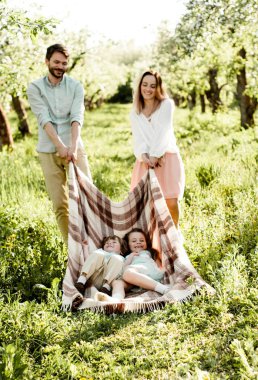 Genç aile eğleniyor elma bahçesi